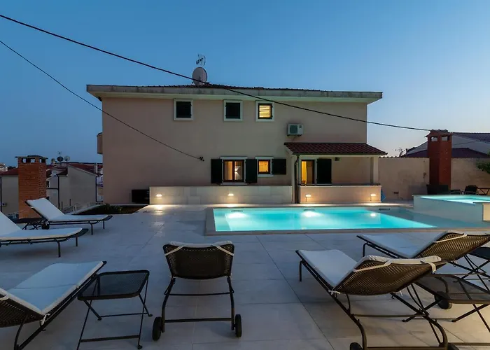 Villa Lavandula With Heated Swimming Pool